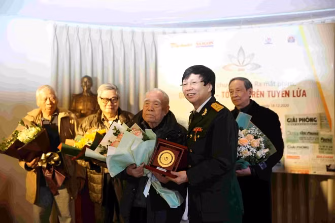 Nhà báo Hồ Quang Lợi, Phó Chủ tịch Thường trực Hội Nhà báo Việt Nam tặng kỷ niệm chương cho các nhà báo lão thành của báo Giải phóng