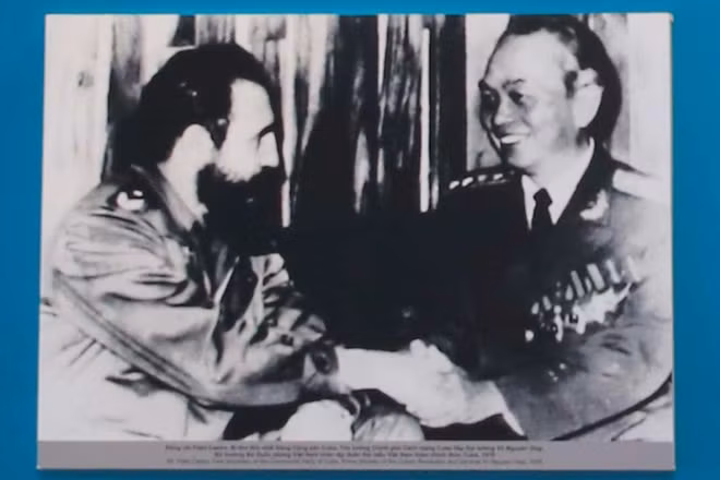 Hình ảnh Đại tướng Võ Nguyên Giáp và lãnh tụ Cuba Fidel Castro trưng bày tại triển lãm lần này