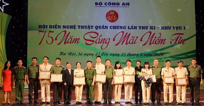 Ban tổ chức và các Đoàn đạt giải toàn đoàn Hội diễn khu vực I