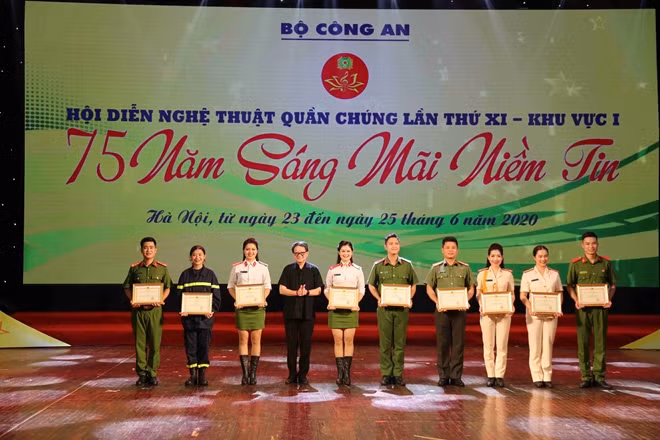 Nhạc sĩ Đức Trịnh trao giải A cho các tiết mục được đánh giá xuất sắc nhất