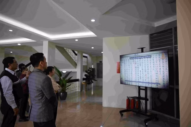 Góc phim tư liệu về công tác lưu trữ thu hút khá nhiều khách tham quan