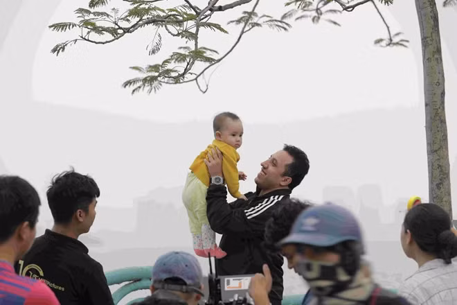 Aslan trong 1 cảnh quay MV "Thế giới tuyệt vời"