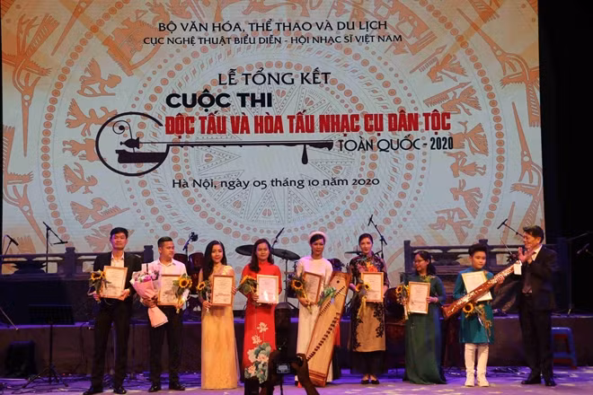 NSND Nguyễn Quang Vinh, Quyền Cục trưởng Cục Nghệ thuật biểu diễn trao giải cho các nghệ sĩ