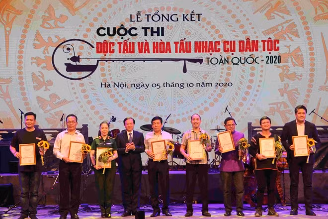 Thứ trưởng Bộ Văn hóa, Thể thao và Du lịch Tạ Quang Đông và 1 số nghệ sĩ tại lễ trao giải