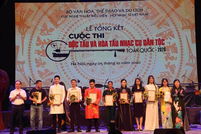 Các nghệ sĩ rạng rỡ trong lễ trao giải