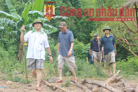 Đại tá Nguyễn Hữu Cầu và các điều tra viên vào hiện trường vụ án. Đại tá Nguyễn Hữu Cầu và các điều tra viên vào hiện trường vụ án.