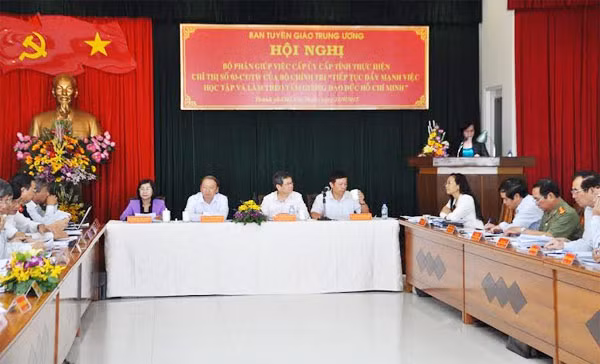 Ban chủ trì hội nghị lắng nghe ý kiến đóng góp của các đại biểu về đẩy mạnh học tập và làm theo tấm gương đạo đức Hồ Chí Minh.