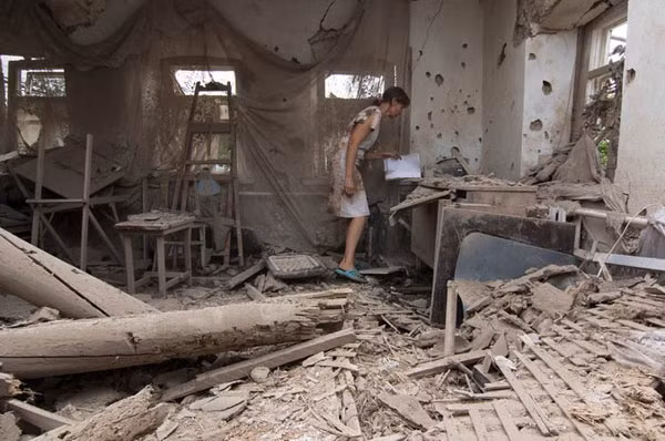 Một ngôi nhà của người dân làng Sartanabị trúng đạn pháo của quân đội chính phủ Ukraine. Ảnh: EPA.