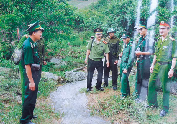 Lực lượng Công an và Quân đội phối hợp tuần tra bảo vệ an ninh biên giới. Lực lượng Công an và Quân đội phối hợp tuần tra bảo vệ an ninh biên giới.