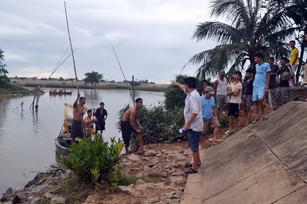 Hiện trường nơi các em tắm sông bị chết đuối.