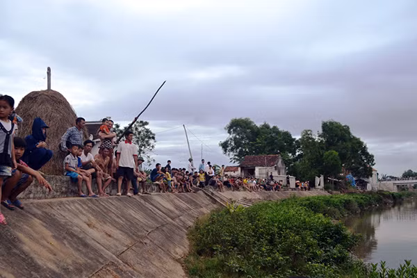 Nhiều người dân địa phương đang tích cực tìm kiếm thi thể cháu Năng.