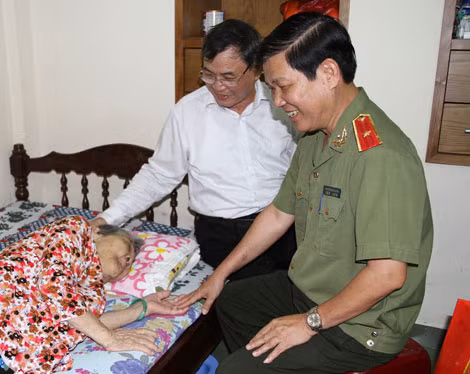 Thiếu tướng Nguyễn Văn Sơn thăm hỏi, động viên Bà mẹ VNAH và thân nhân gia đình chính sách.