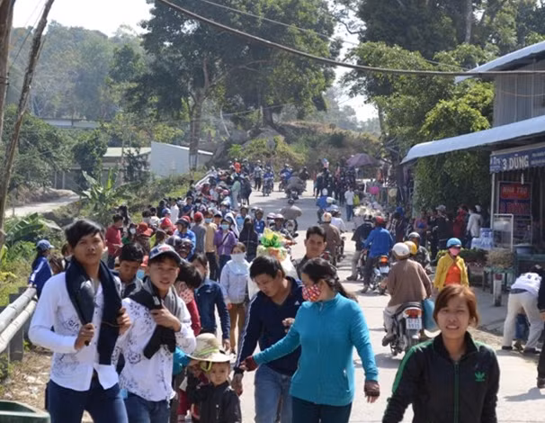 Chỉ trong ngày mùng 1 Tết có khoảng 28.000 lượt du khách đến tham quan, lễ chùa tại Khu du lịch núi Cấm (huyện Tịnh Biên).