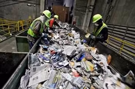Phân loại rác có thể tái chế tại nhà máy Klemetsrud.
