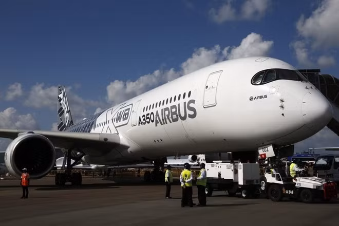 Một máy bay chở khách Airbus A350 XWB. Thị trường máy bay chở khách đang ngày một nóng lên, ngoài hai tên tuổi lớn Airbus và Boeing giờ đây Nhật Bản, Nga và Trung Quốc đều đang nổi lên như những đối thủ cạnh tranh tiềm tàng. Ảnh: Reuters.