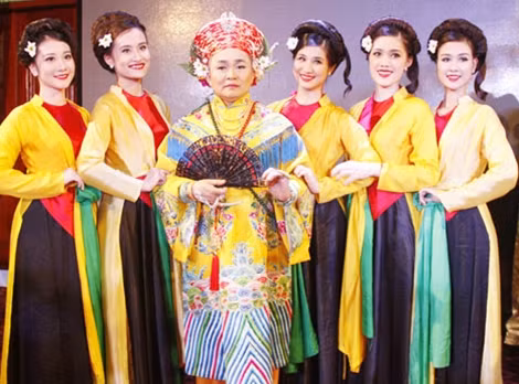Xuân Hinh trong một tiết mục hát văn.