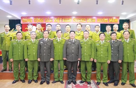 Thứ trưởng Bùi Văn Thành và các đại biểu.