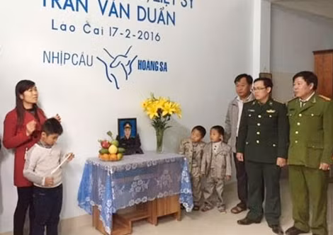 Cô giáo Vân Chi, cháu Trần Bảo Nam và các đồng đội của Trần Văn Duẩn trong lễ mừng nhà mới.
