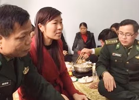 Vân Chi và các đồng đội của chồng.