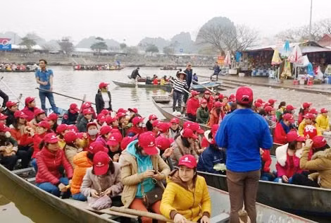 Đầu xuân, Hanoired tour tổ chức du xuân cho hơn 200 khách đi Lễ hội chùa Hương.