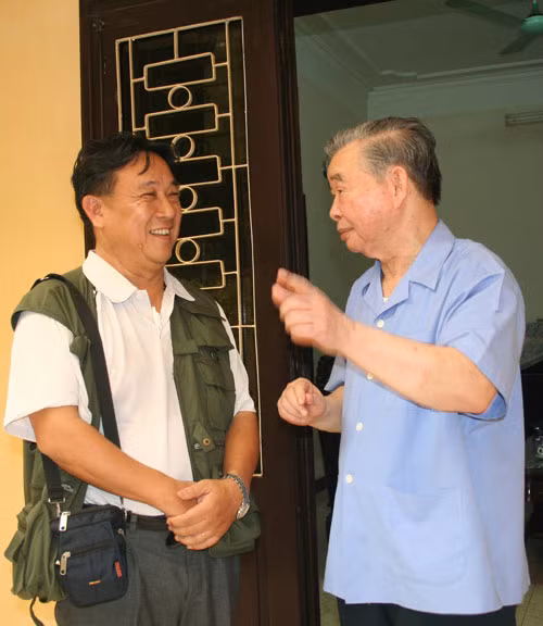 Đại tướng Nguyễn Quyết (bìa phải).