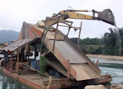 Một tàu cuốc khai thác vàng trái phép tại lòng hồ Tả Trạch.