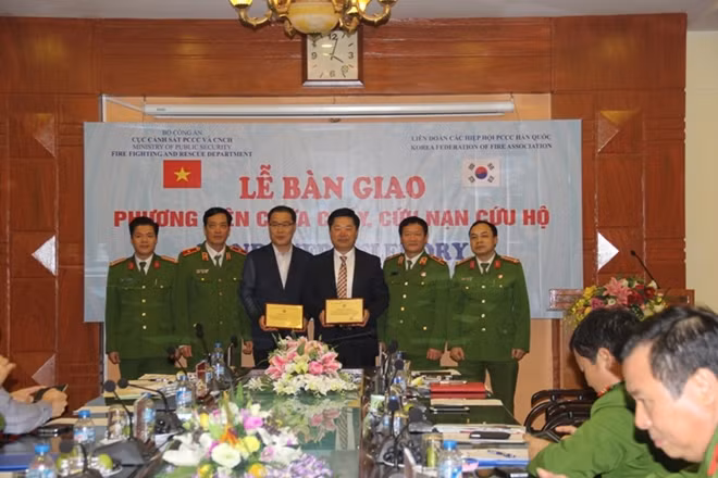 Thiếu tướng Đoàn Việt Mạnh trao kỷ niệm chương tặng ông Hur Seoe Chang, chuyên gia tư vấn Hàn Quốc và đại diện Công ty VPE Hàn Quốc
