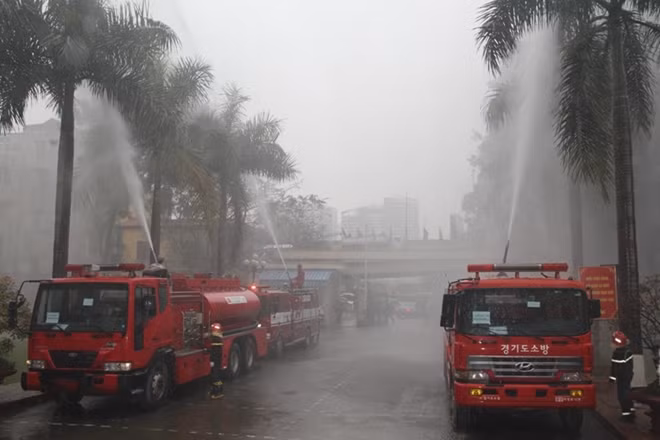 5 xe chữa cháy thao diễn sử dụng phương tiện