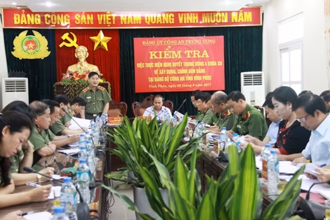 Trung tướng Nguyễn Xuân Mười và đồng chí Nguyễn Thanh Trì tại buổi kiểm tra thực hiện Nghị quyết của Công an tỉnh Vĩnh Phúc