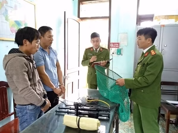 Đối tượng Lê Văn Chung, Lê Văn Bảy và tang vật thu giữ tại cơ quan Công an Đối tượng Lê Văn Chung, Lê Văn Bảy và tang vật thu giữ tại cơ quan Công an