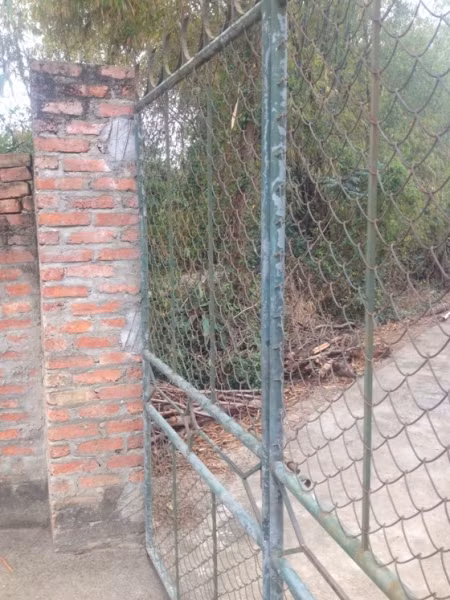 Cổng nhà đối tượng Tiến, nơi cháu N thường xuyên bị xâm hại tình dục