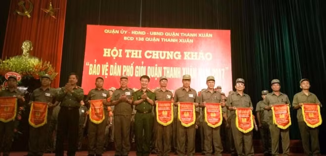 Lãnh đạo Công an TP Hà Nội, Công an quận Thanh Xuân trao cờ lưu niệm cho đại diện các đội tuyển tham dự Hội thi