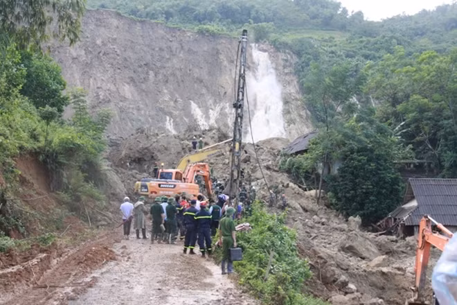 Trời mưa nhưng lực lượng tìm kiếm CNCH vẫn tiếp tục triển khai tìm kiếm các nạn nhân còn lại