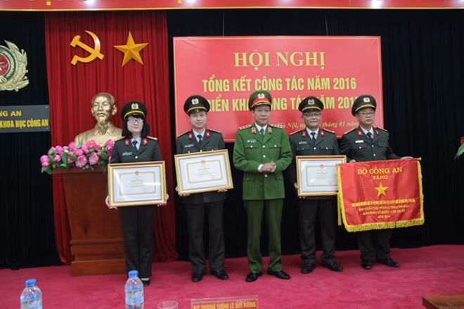 Thứ trưởng Lê Qúy Vương trao Cờ thi đua và tặng Bằng khen của Bộ Công an cho các tập thể, cá nhân có thành tích xuất sắc