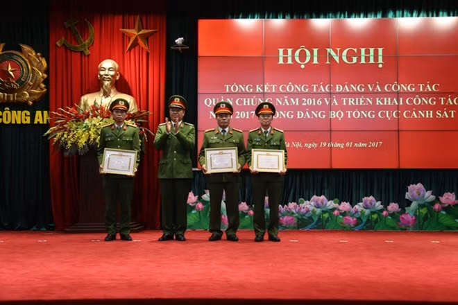 Trung tướng Trần Văn Vệ trao Giấy khen cho các Đảng bộ cơ sở có thành tích xuất sắc