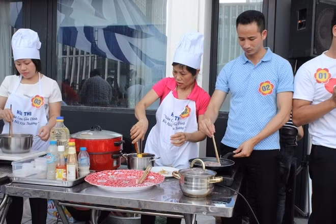 Các đội thi trổ tài nấu ăn