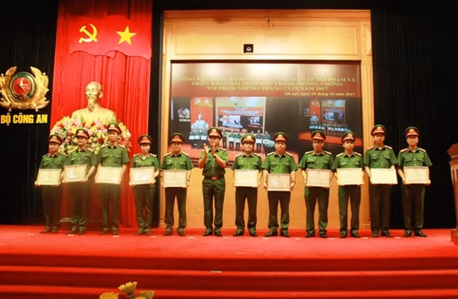 Trung tướng Trần Văn Vệ, Quyền Tổng cục trưởng Tổng Cục Cảnh sát trao Bằng Khen của Tổng cục Cảnh sát tặng tập thể, cá nhân có thành tích xuất sắc