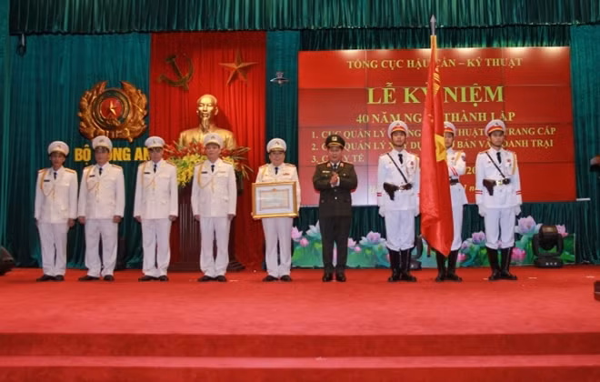Thừa ủy quyền của Chủ tịch nước, Thứ trưởng Bùi Văn Thành gắn và trao Huân chương Bảo vệ Tổ quốc hạng Nhất tặng Cục Y tế