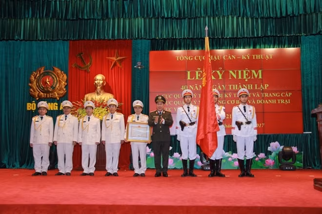 Thừa ủy quyền của Chủ tịch nước, Thứ trưởng Bùi Văn Thành gắn và trao Huân chương Bảo vệ Tổ quốc hạng Nhì tặng Cục Quản lý xây dựng cơ bản và doanh trại
