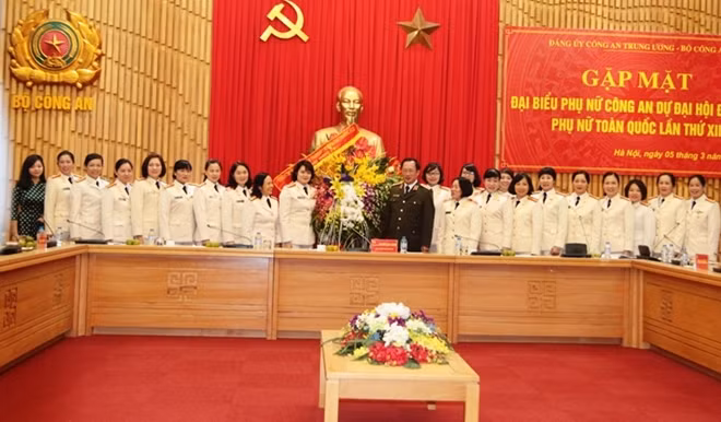 Thứ trưởng Nguyễn Văn Thành tặng hoa chúc mừng các đại biểu dự Đại hội