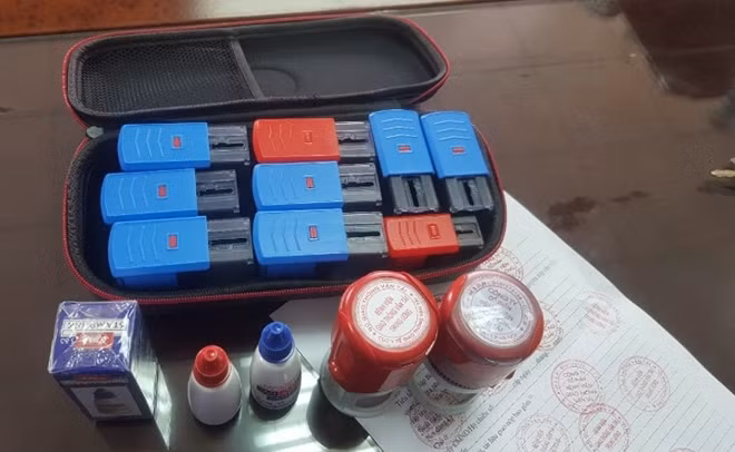 Thu giữ nhiều con dấu giả của bệnh viện và tên các bác sĩ