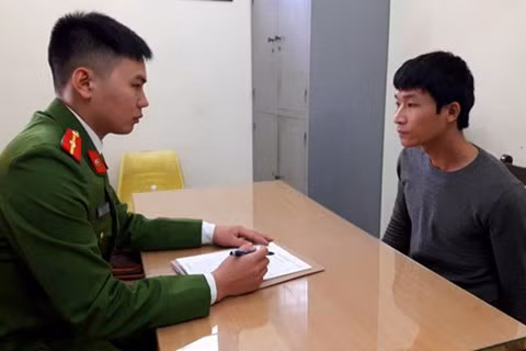 Công an phường Xuân La lấy lời khai đối tượng truy nã Dương Đình Quyết