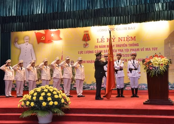 Thừa ủy quyền của Chủ tịch nước, Bộ trưởng Tô Lâm gắn Huân chương chiến công hạng Nhất tặng Cục CSĐT tội phạm về ma túy