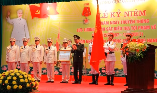 Thừa ủy quyền của Chủ tịch nước, Bộ trưởng Tô Lâm trao Huân chương chiến công hạng Nhất tặng Phòng 8