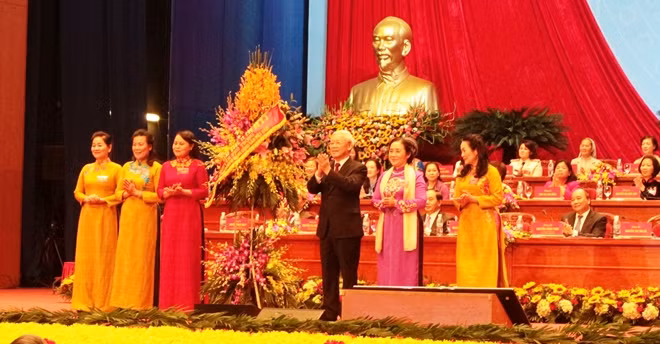 Tổng Bí thư Nguyễn Phú Trọng tặng hoa chức mừng Đại hội
