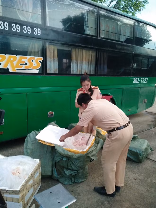Tổ công tác kiểm tra số thực phẩm "bẩn"