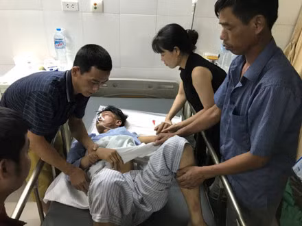 Em Nguyễn Tiến Đạt được gia đình chăm sóc tại bệnh viện