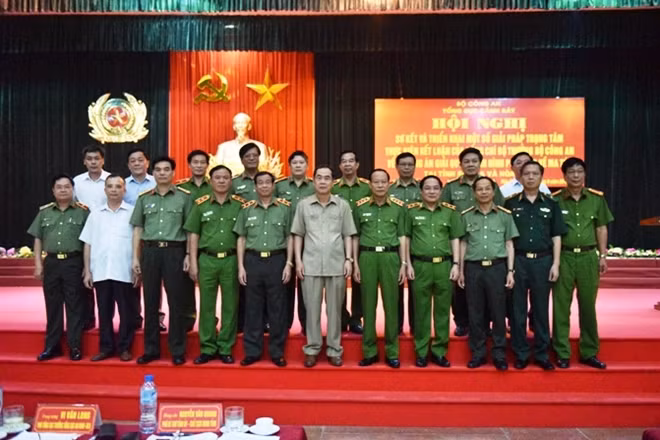 Thứ trưởng Lê Qúy Vương, đồng chí Nguyễn Văn Quang cùng các đại biểu tại Hội nghị