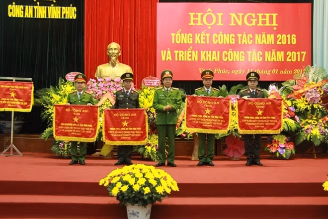 Thứ trưởng Lê Qúy Vương trao Cờ thi đua của Bộ Công an tặng các đơn vị có thành tích xuất sắc