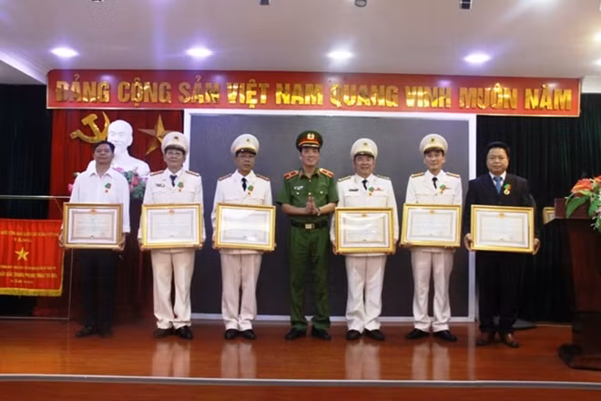 Thừa ủy quyền lãnh đạo Đảng, Nhà nước, Thiếu tướng Đoàn Việt Mạnh trao Huân chương Bảo vệ Tổ quốc hạng Ba tặng các đồng chí nguyên lãnh đạo Cục, phòng